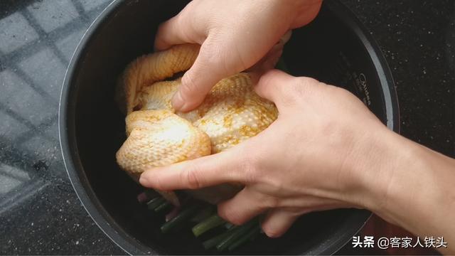 盐焗鸡做法又简单又好吃（盐焗鸡这样做最好吃）(6)