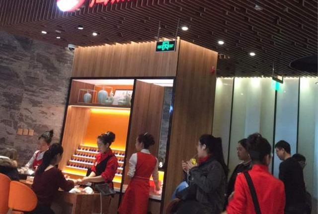 从“红极一时”到“门店关闭”，海底捞火锅到底发生了什么？