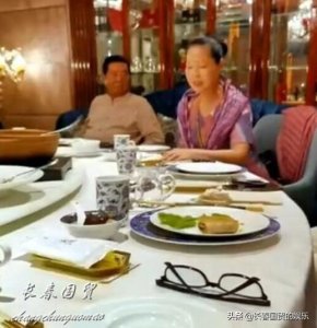 ​李双江夫妇现身朋友聚会，小27岁娇妻保养得宜人美歌甜