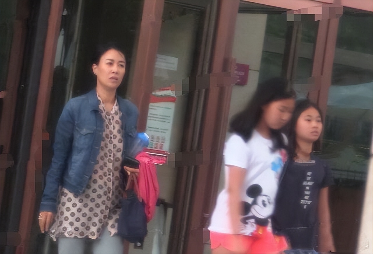 55岁那英带女儿游日本，在女儿面前略显卑微，女儿身材五官像爸爸