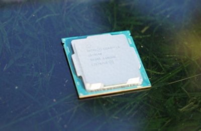 ​都说英特尔i3-8100是神坑？用AMD R3 2200G游戏实测对比一下！