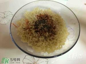 三养火鸡面怎么吃?三养火鸡面食用方法