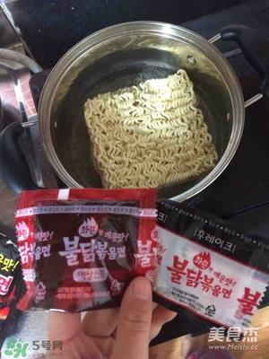 三养火鸡面怎么吃?三养火鸡面食用方法