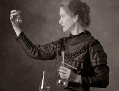 历史玛丽·居里（波兰裔法国籍物理学家,化学家,首位获得诺贝尔奖的女性）  1