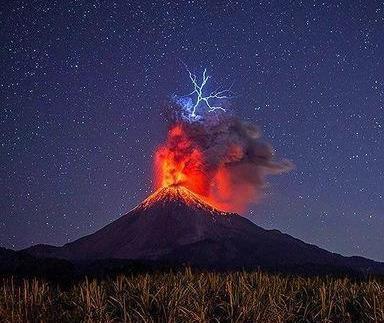 火山爆发为何会出现三种闪电？原因至今说不清，但有助于火山预报