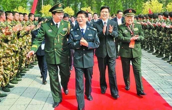 科普：武警的“第一政委”和“武警司令”谁的级别更高？