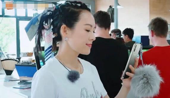 章子怡给俩女儿打电话，大女儿对她的称呼引热议，网友：耐人寻味