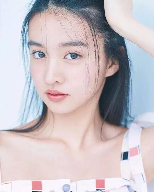 邱淑贞女儿沈月晒素颜照，继承了妈妈的美貌，比妈妈年轻时更美！