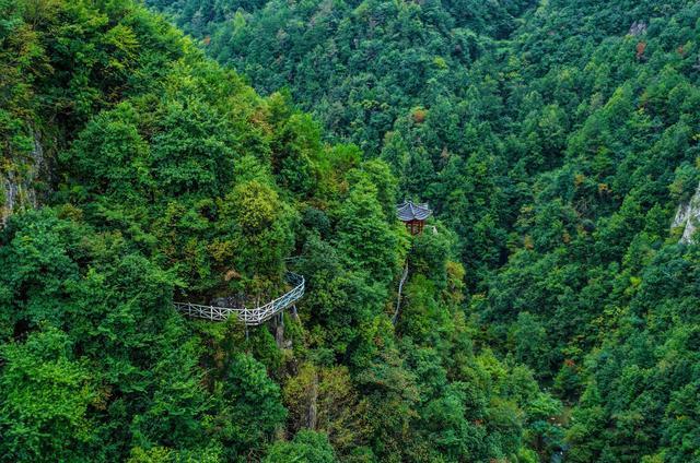 磐安乌石村由火山黑石建成，宛如世外桃源，有“空中乡村”的美誉