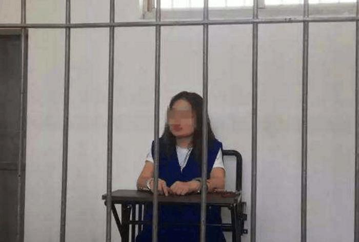 年轻女主播, 直播2分钟毁掉一生, 网友: 都是黄鳝惹的祸