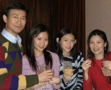 ​71岁郑少秋与太太甜蜜出行，夫妻俩结婚近30年依旧很浪漫！