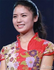 ​清秀、柔美的女歌手黄英，你知道她的老公，儿子、女儿吗