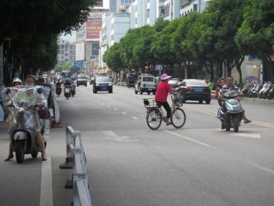 ​行人横穿马路闯红灯被撞责任怎么认定(行人横穿马路闯红灯被撞责任怎么认定的)