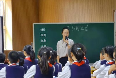 ​中学女教师在校穿紧身裤，被领导严厉怒斥，教师穿衣无法自由？