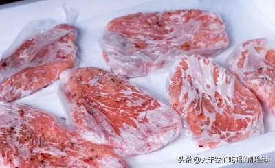 ​冻肉抹盐，5分钟就能解冻？厨师长教你1招，解冻快肉质嫩，真实用